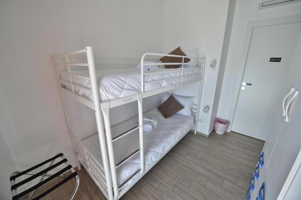 Hotel Karol Wojtyla Airport Bari Extérieur photo