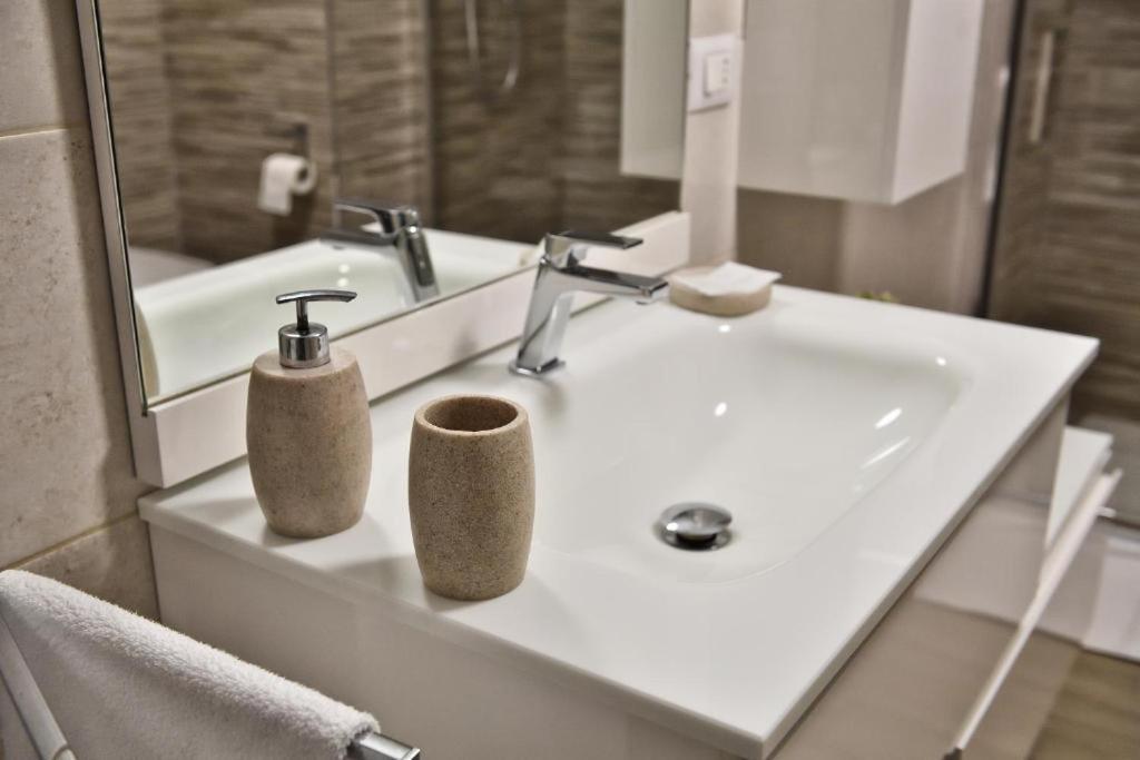 Hotel Karol Wojtyla Airport Bari Extérieur photo
